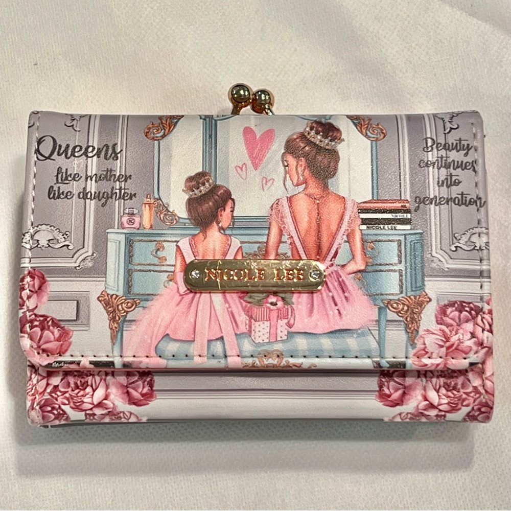 Nicole Lee-AGUSTINA TRIFOLD WALLET in DOUBLE QUEENS print